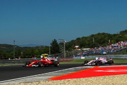 Sebastian Vettel, Ferrari SF70-H ve Sergio Perez, Force India VJM10
