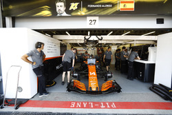 Des membre de McLaren travaillent sur la MCL32 de Fernando Alonso
