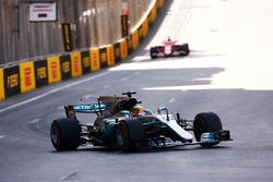 Lewis Hamilton, Mercedes AMG F1 W08, Sebastian Vettel, Ferrari SF70H