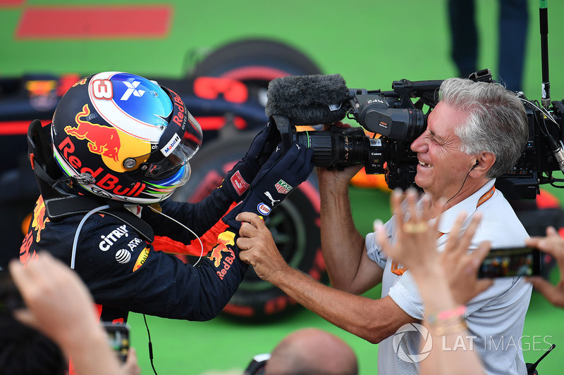 Il vincitore della gara Daniel Ricciardo, Red Bull Racing festeggia nel parco chiuso