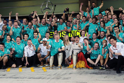 Nico Rosberg, Mercedes AMG F1, fête son titre mondial avec sa femme Vivian Rosberg et l'équipe