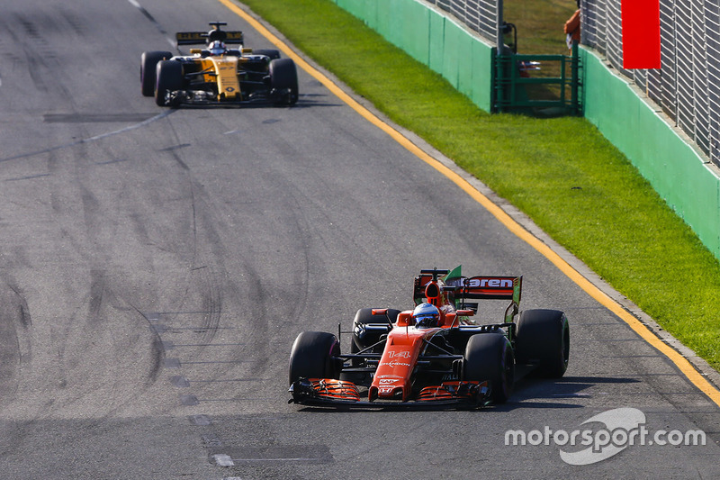 Fernando Alonso, McLaren, MCL32; Nico Hülkenberg, Renault Sport F1 Team, RS17