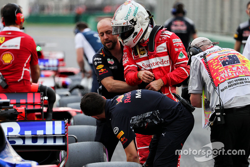 Sebastian Vettel, Ferrari, begutachtet den Red Bull RB13