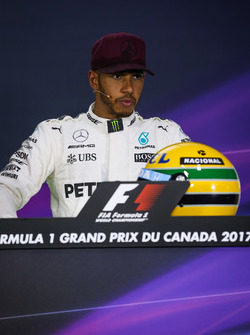 Le poleman Lewis Hamilton, Mercedes AMG F1 lors de la conférence de presse