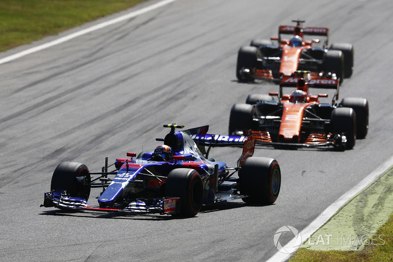 Carlos Sainz Jr., Scuderia Toro Rosso STR12, Stoffel Vandoorne, McLaren MCL32, Fernando Alonso, McLaren MCL32