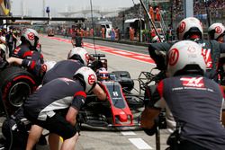 Romain Grosjean, Haas F1 Team VF-17, makes a pit stop during Qualifying