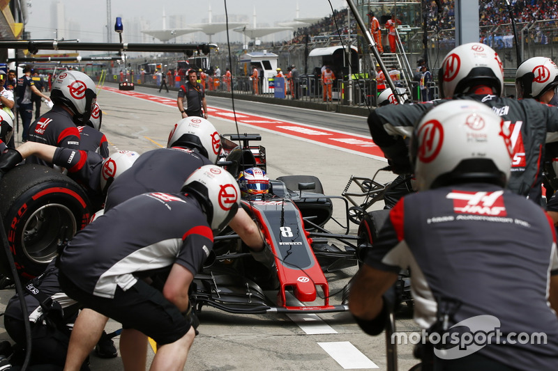 Romain Grosjean, Haas F1 Team VF-17, makes a pit stop during Qualifying