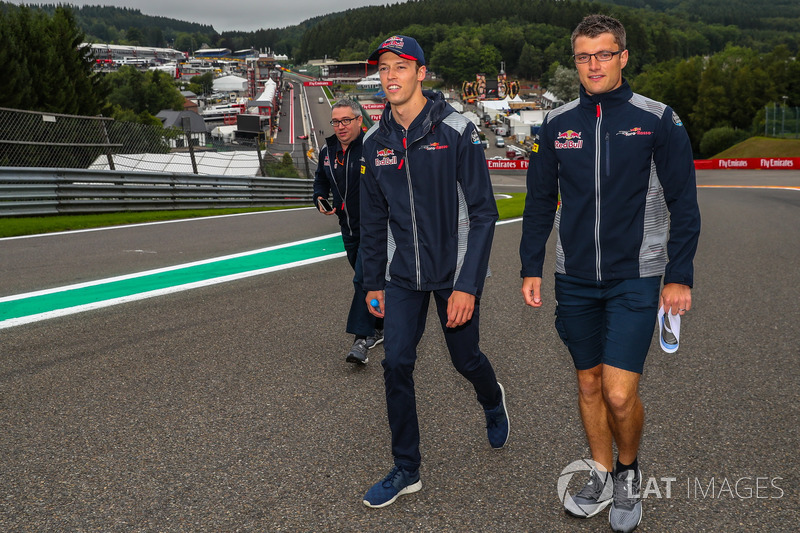 Daniil Kvyat, Scuderia Toro Rosso walks the track