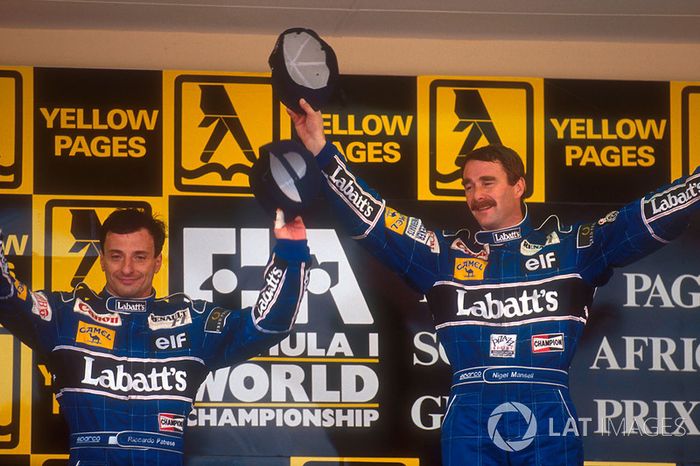 Podium : le vainqueur Nigel Mansell, Williams, le deuxième Riccardo Patrese, Williams