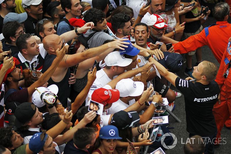 Valtteri Bottas, Mercedes AMG F1 signs autographs for the fans