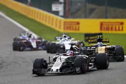 Romain Grosjean, Haas F1 Team VF-17, Jolyon Palmer, Renault Sport F1 Team RS17