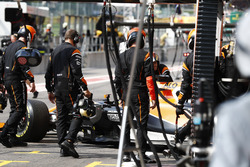 Фернандо Алонсо, McLaren MCL32, сходить