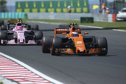 Стоффель Вандорн, McLaren MCL32, и Эстебан Окон, Sahara Force India F1 VJM10