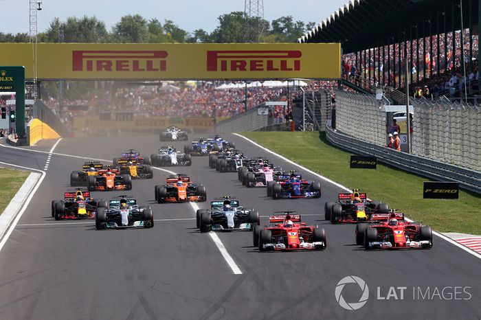 Sebastian Vettel, Ferrari SF70-H y Kimi Raikkonen, Ferrari SF70-H al inicio de la carrera