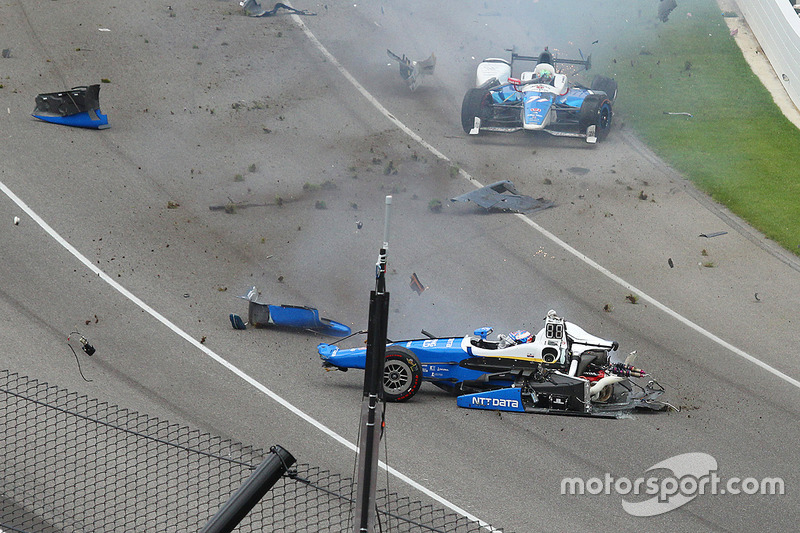 L'accident impliquant Scott Dixon, Chip Ganassi Racing Honda, et Jay Howard, Schmidt Peterson Motorsports Honda