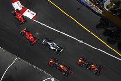 Кімі Райкконен, Себастьян Феттель, Ferrari SF70H, Валттері Боттас, Mercedes AMG F1 W08, на старті
