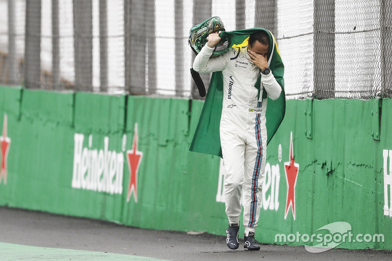 Felipe Massa, Williams, camina con la bandera brasileña