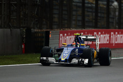 Felipe Nasr, Sauber C35, célèbre sa neuvième place à la fin de la course