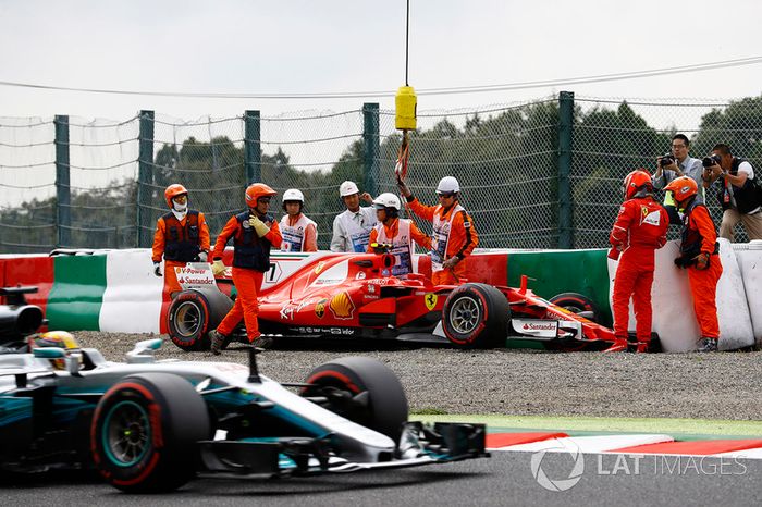 Lewis Hamilton, Mercedes AMG F1 W08 el auto de Kimi Raikkonen, Ferrari SF70H