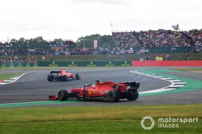 Sebastian Vettel, Ferrari SF90 choca por detrás a Max Verstappen, Red Bull Racing RB15 