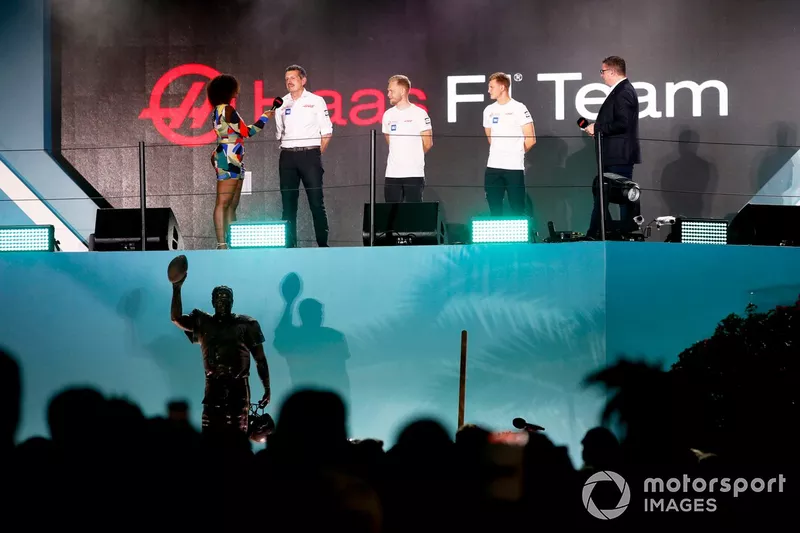 Guenther Steiner, Team Principal, Haas F1, è intervistato da Naomi Schiff, Sky TV, mentre Kevin Magnussen, Haas F1 Team e Mick Schumacher, Haas F1 Team, guardano