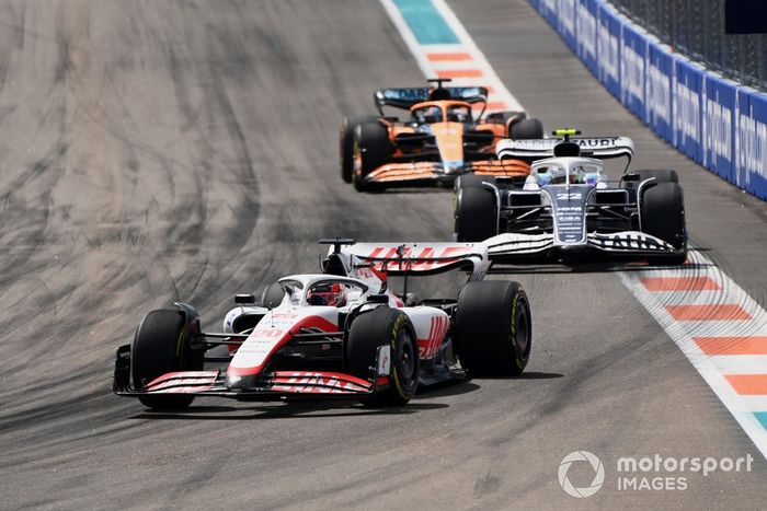 Kevin Magnussen, Haas VF-22, Yuki Tsunoda, AlphaTauri AT03, Daniel Ricciardo, McLaren MCL36