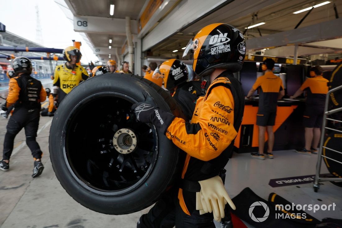El equipo de boxes de McLaren sale del garaje para una parada en boxes