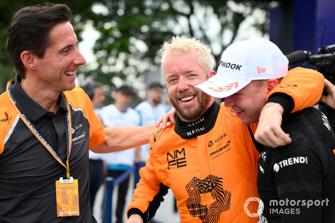 El tercer clasificado Taylor Barnard , NEOM McLaren Formula E Team celebra con Sam Bird , NEOM McLaren Formula E Team, Ian James, Team Principal de NEOM McLaren Formula E Team,