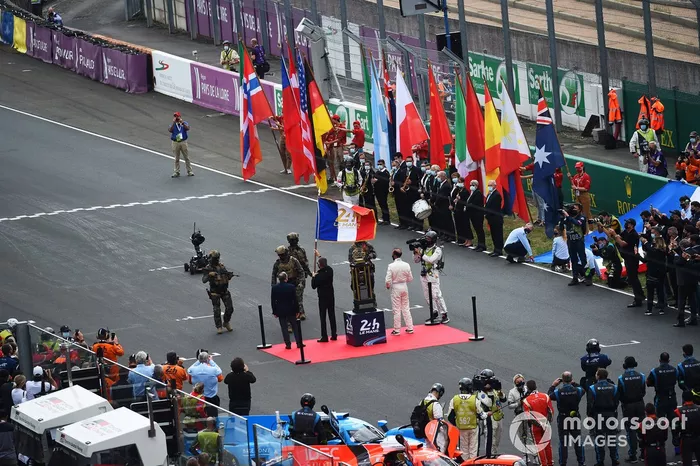 Carlos Tavares ondea la bandera de las 24 horas de Le Mans entregada por el ejército francés