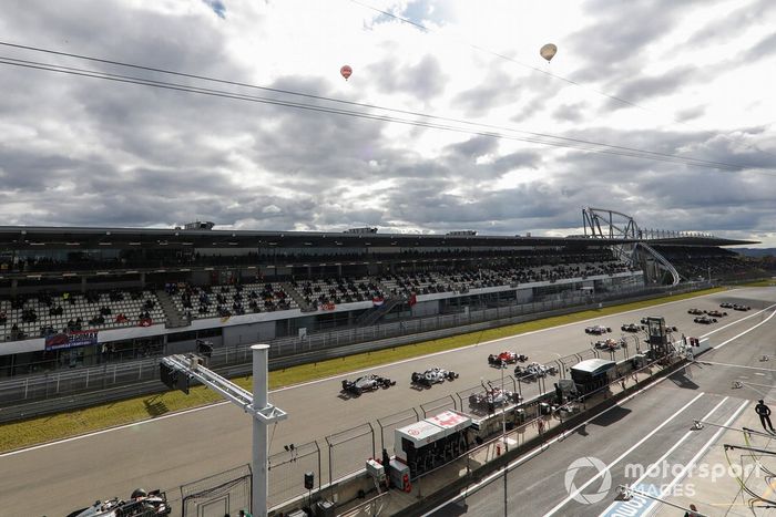 Valtteri Bottas, Mercedes F1 W11, Lewis Hamilton, Mercedes F1 W11, en la primera curva