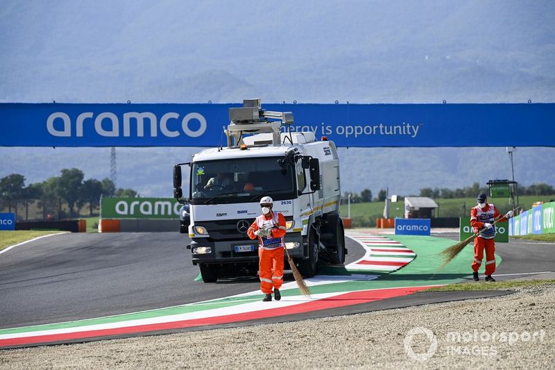 Los comisarios limpian el circuito de Mugello