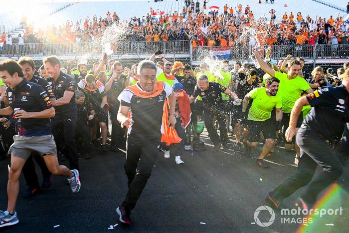 Sergio Pérez, Red Bull Racing, Christian Horner, director del equipo Red Bull Racing, Masashi Yamamoto, director general de Honda Motorsport, y el equipo Red Bull celebran la victoria tras la carrera
