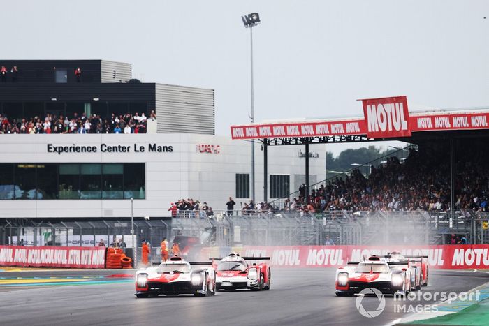 Inicio, #7 Toyota Gazoo Racing Toyota GR010 - Hybrid Hypercar, Mike Conway, Kamui Kobayashi, José María López ,  #8 Toyota Gazoo Racing Toyota GR010 - Hybrid Hypercar, Sebastien Buemi, Kazuki Nakajima, Brendon Hartley 