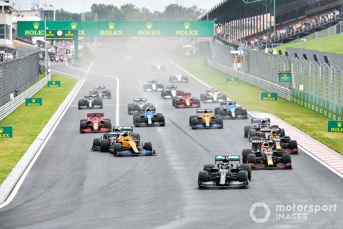 Lewis Hamilton, Mercedes W12, Max Verstappen, Red Bull Racing RB16B, Sergio Pérez, Red Bull Racing RB16B, mientras Valtteri Bottas, Mercedes W12, colisiona con Lando Norris, McLaren MCL35M 