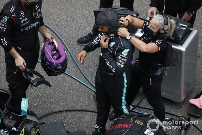 Angela Cullen, fisioterapeuta de Lewis Hamilton, ayuda a Lewis Hamilton, de Mercedes, con su pelo en la parrilla
