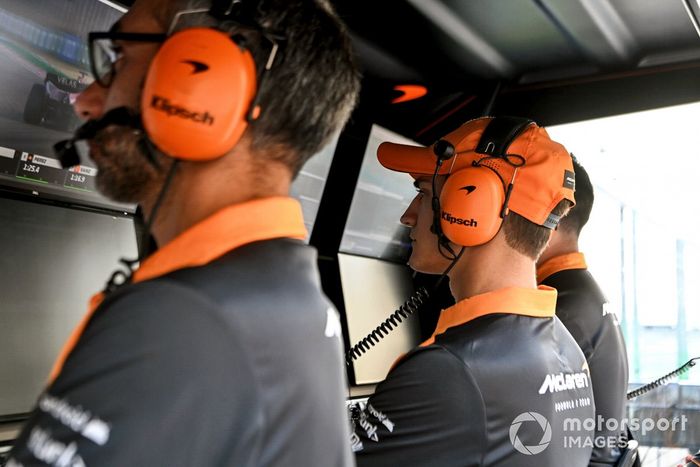 Alex Palou, McLaren, en el muro de boxes