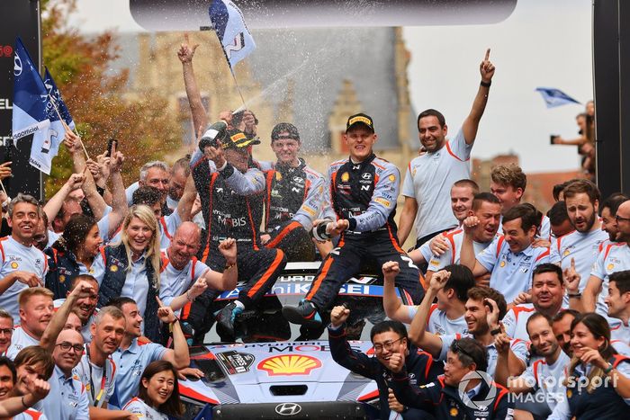 Ganadores Ott Tanak, Martin Jarveoja, Hyundai World Rally Team Hyundai i20 N Rally1 con el equipo