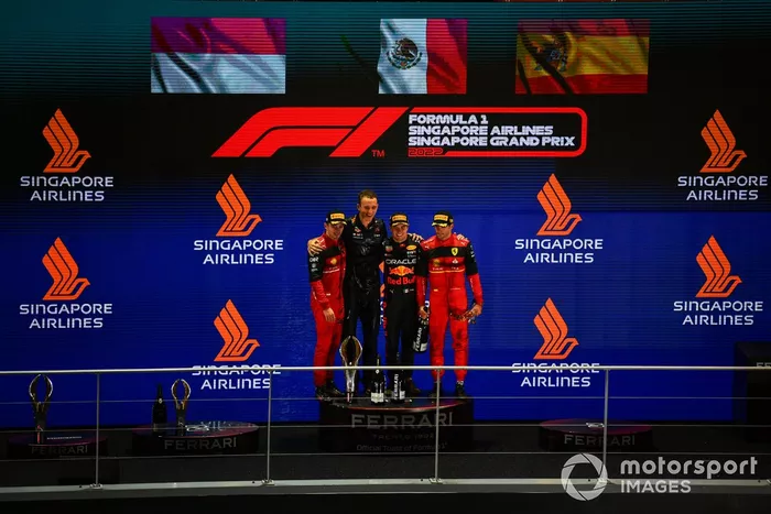 Podio: segundo lugar Charles Leclerc, Ferrari, ganador Sergio Pérez, Red Bull Racing, tercer lugar Carlos Sainz, Ferrari 