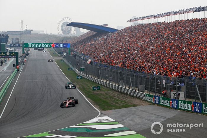 Carlos Sainz, Ferrari F1-75, Lewis Hamilton, Mercedes W13