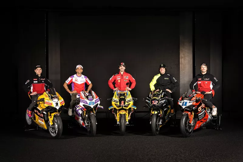 Les pilotes Ducati avec la Panigale V4 2023 Racing Replica