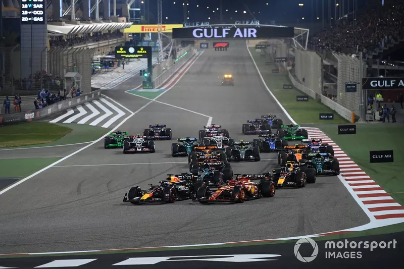 Max Verstappen, Red Bull Racing RB20, si scontra con Charles Leclerc, Ferrari SF-24, in testa allo schieramento