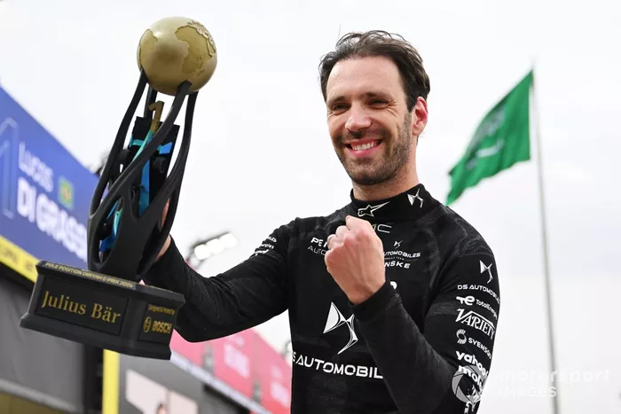 Jean-Eric Vergne, DS Penske, con su premio Julius Baer a la Pole Position
