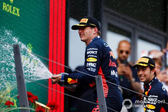 Max Verstappen, Red Bull Racing, 1ª posición, rocía el Champán de la victoria en el podio.