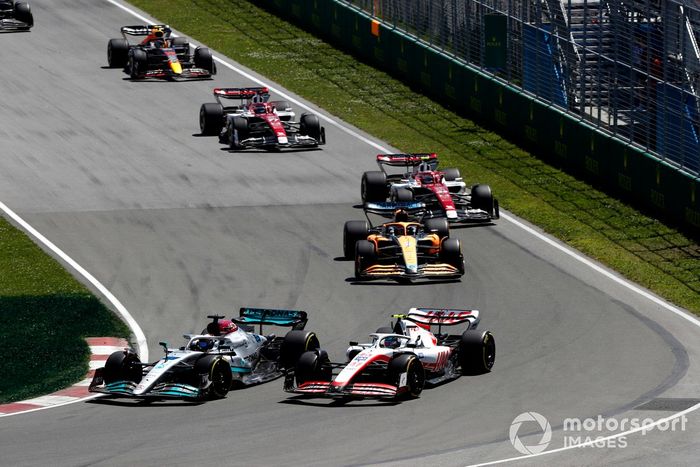 George Russell, Mercedes W13, Mick Schumacher, Haas VF-22, Daniel Ricciardo, McLaren MCL36, Zhou Guanyu, Alfa Romeo C42, Valtteri Bottas, Alfa Romeo C42