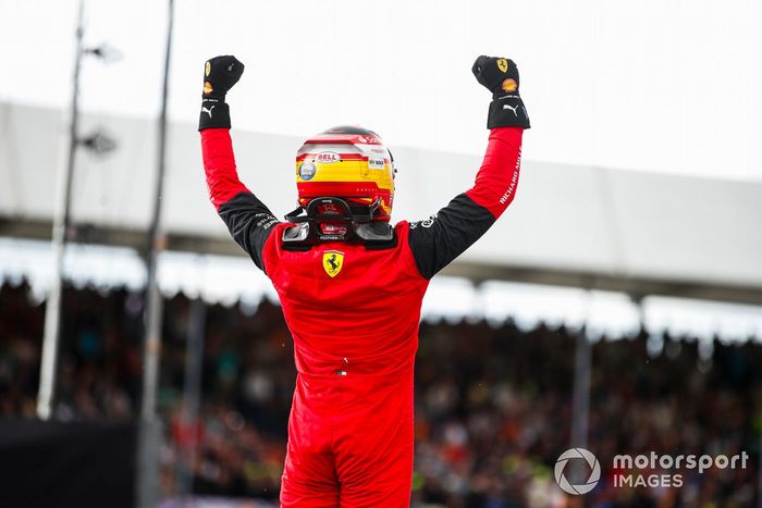 Carlos Sainz, Ferrari, 1ª posición, celebra su llegada al Parc Ferme