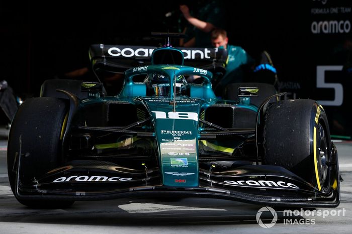 Lance Stroll, Aston Martin AMR22, sale del garaje