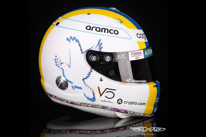 El casco de Sebastian Vettel, Aston Martin, contra la guerra y en apoyo a Ucrania