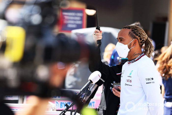 Lewis Hamilton, Mercedes-AMG, habla con la prensa