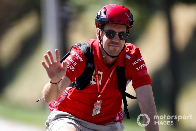 Sebastian Vettel, Ferrari llega en bici