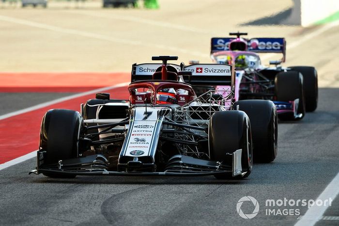 Kimi Raikkonen, Alfa Romeo Racing C38 y Nick Yelloly, Racing Point RP19